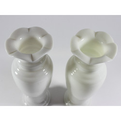 Paar weiße Opalinglasvasen